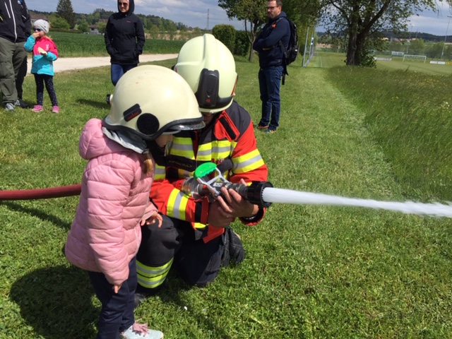 Polizei und Feuerwehr besuchen uns in Subingen